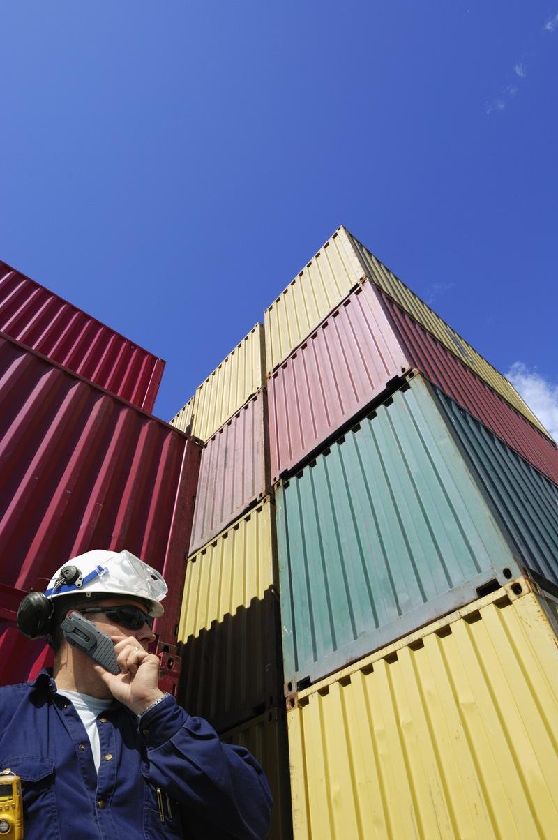 Havnearbejder ved stablede containere